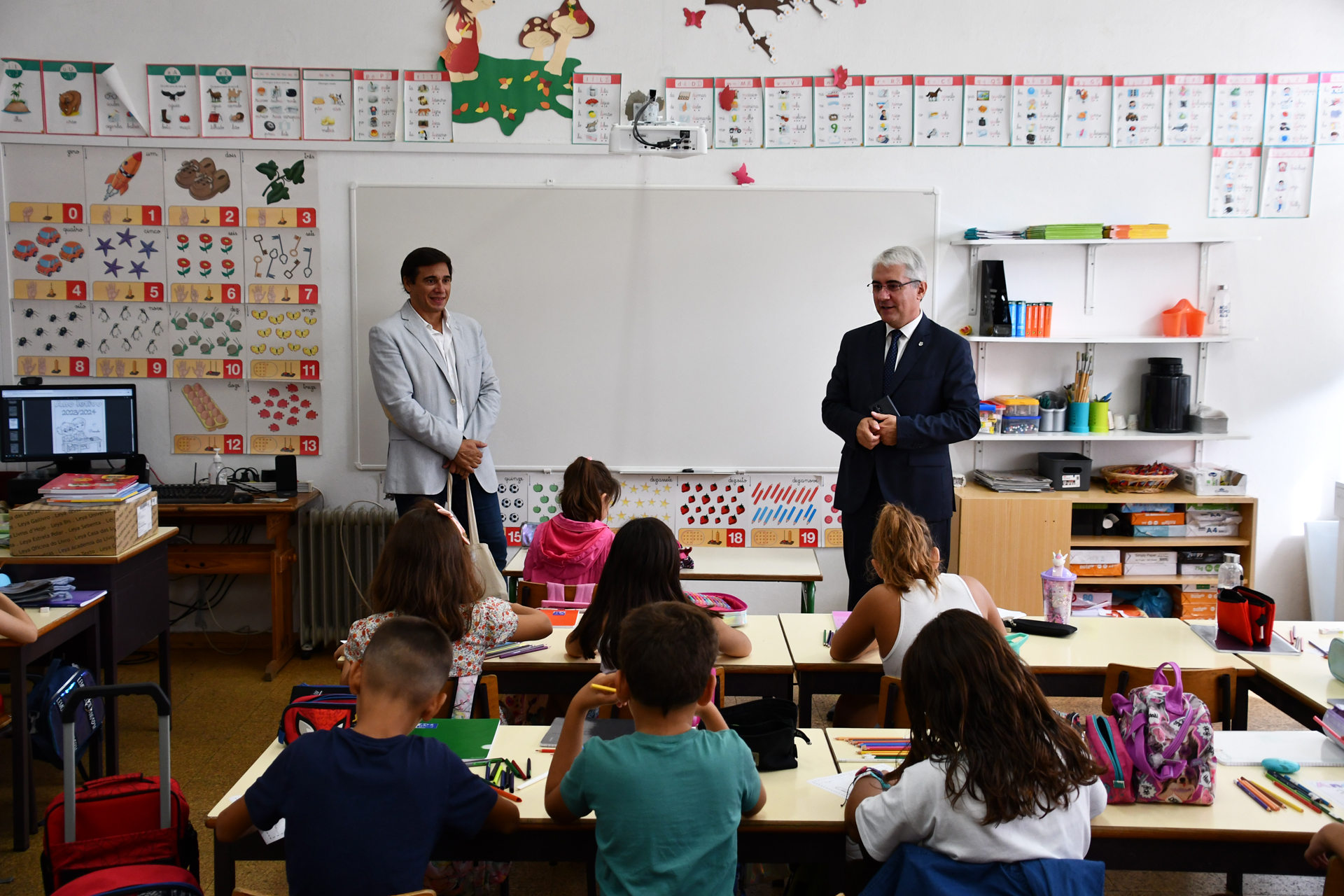 Sul Informação - VRSA atribui livros de fichas a todos os alunos do primeiro e segundo ciclos
