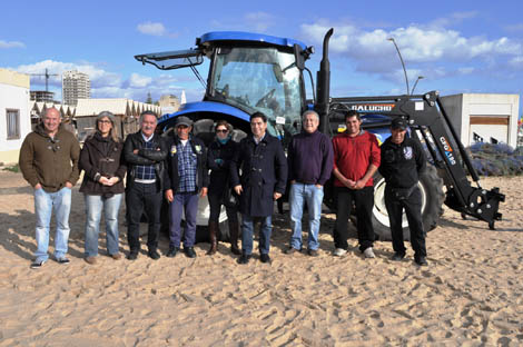 Sul Informação - Pescadores de Monte Gordo recebem novo trator e máquina de limpeza de praia