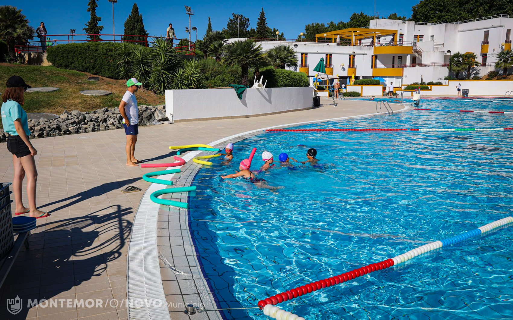 Sul Informação - Escola de Natação de Montemor-o-Novo funciona nas Piscinas Recreativas durante o Verão