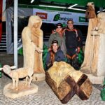 Sul Informação - Monchique: escultor de motosserra transforma pinheiro doente em presépio original