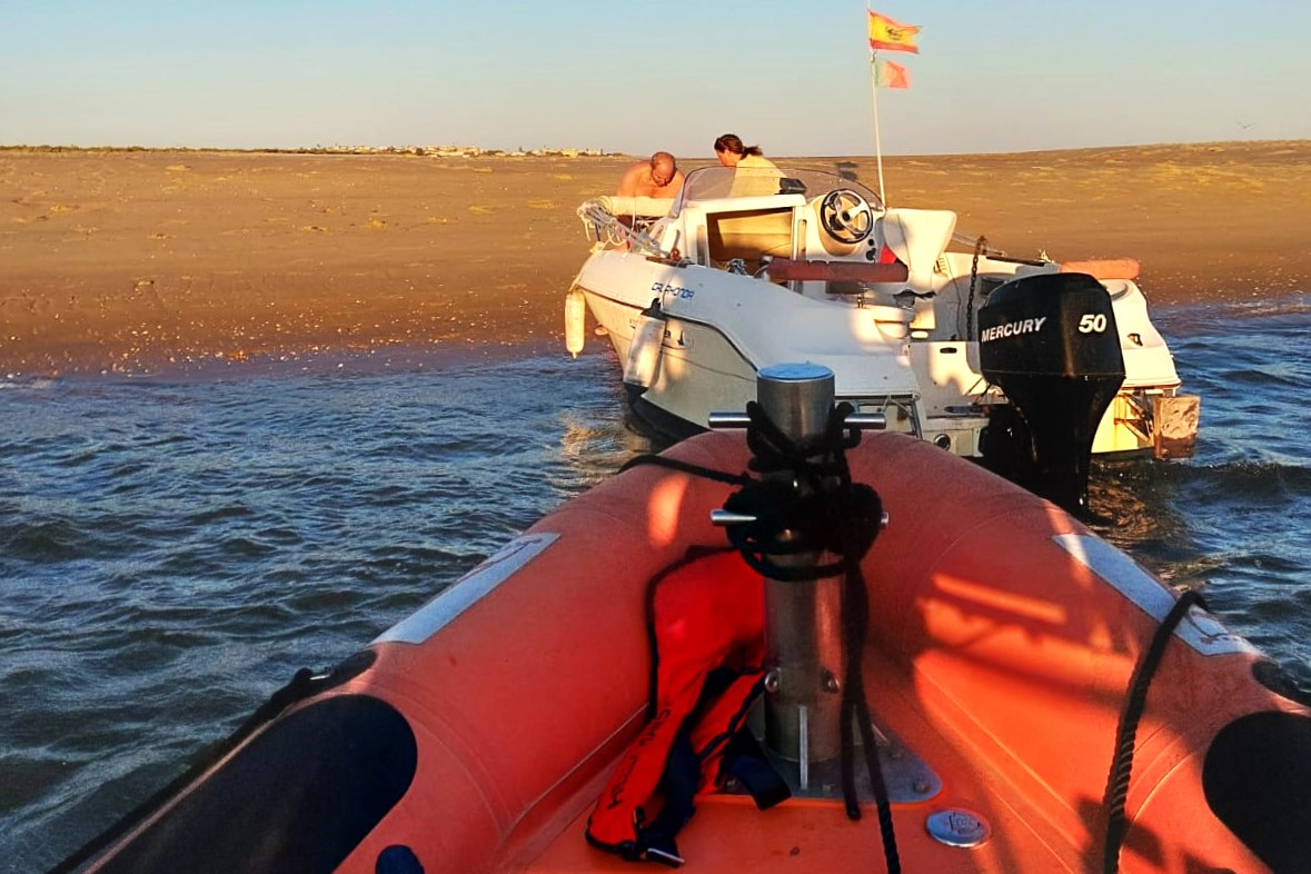 Sul Informação - Embarcação que estava à deriva ao largo da barra do Guadiana foi ajudada pelo salva-vidas de VRSA