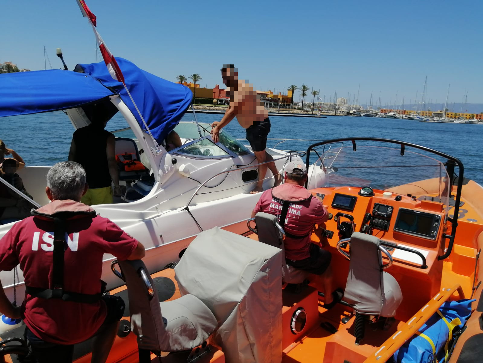 Sul Informação - Salva-vidas de Ferragudo ajuda barco que estava a ser arrastado para as rochas no rio Arade