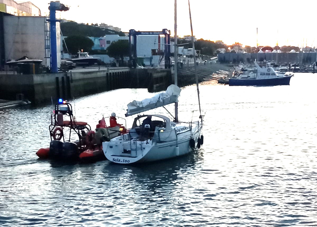 Sul Informação - Veleiro com dois ingleses a bordo auxiliado ao largo de Albufeira