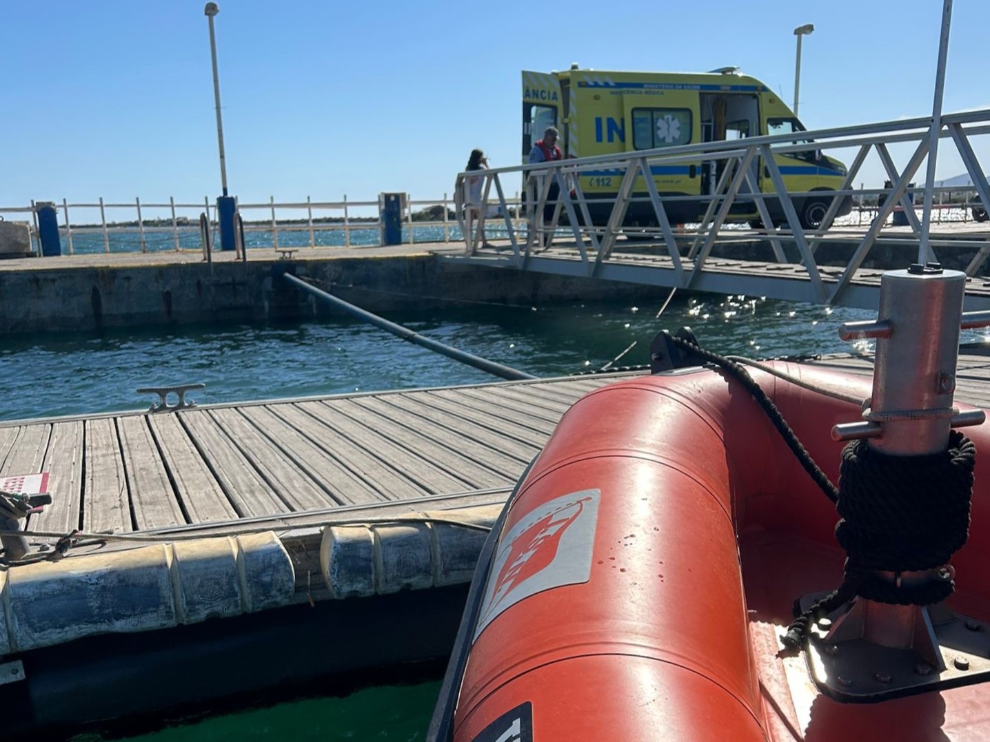 Sul Informação - Criança com dificuldades respiratórias auxiliada junto ao cais da Ilha de Tavira