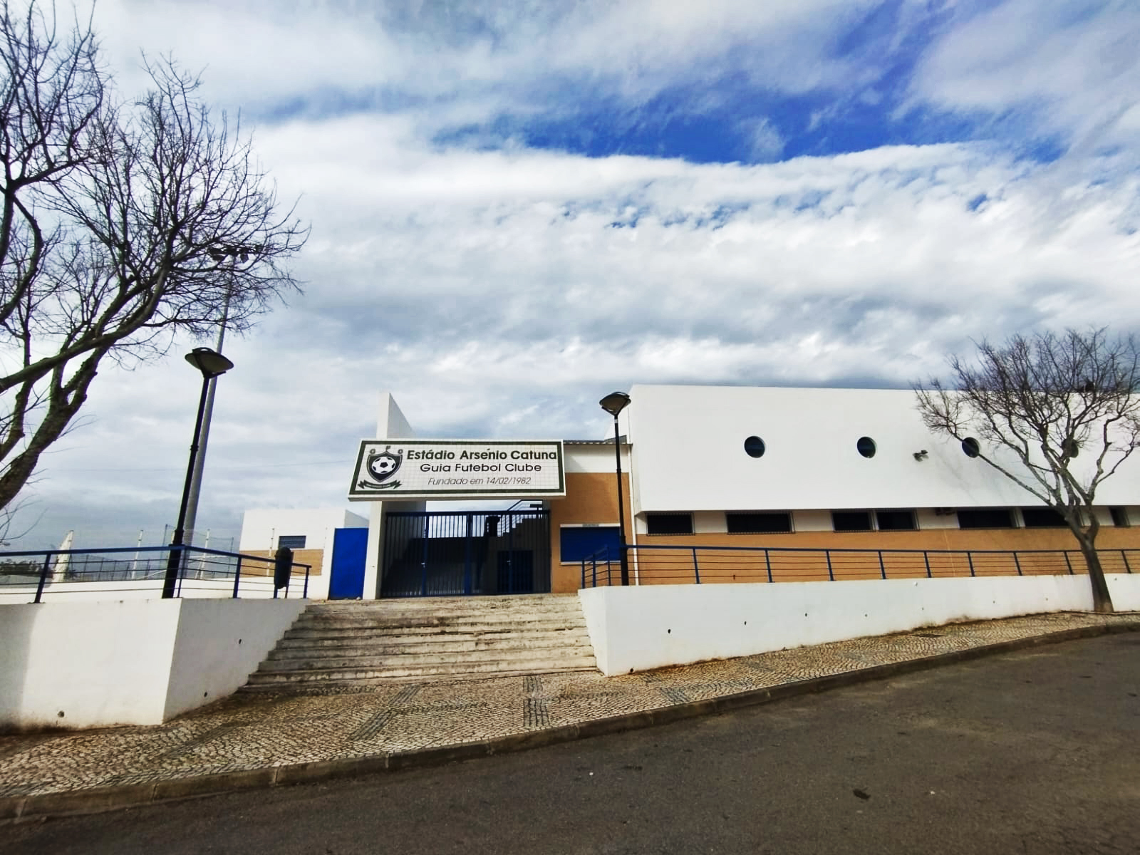 Sul Informação - Estádio Municipal Arsénio Catuna já tem iluminação LED