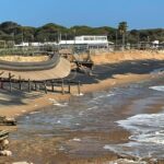 Sul Informação - Temporal marítimo levou o areal e destruiu parte do passadiço da praia do Forte Novo de Quarteira