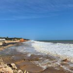 Sul Informação - Temporal marítimo levou o areal e destruiu parte do passadiço da praia do Forte Novo de Quarteira