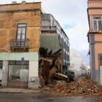 Sul Informação - Queda de fachada em Olhão causou danos de «milhares de euros» no prédio em frente (com fotos)