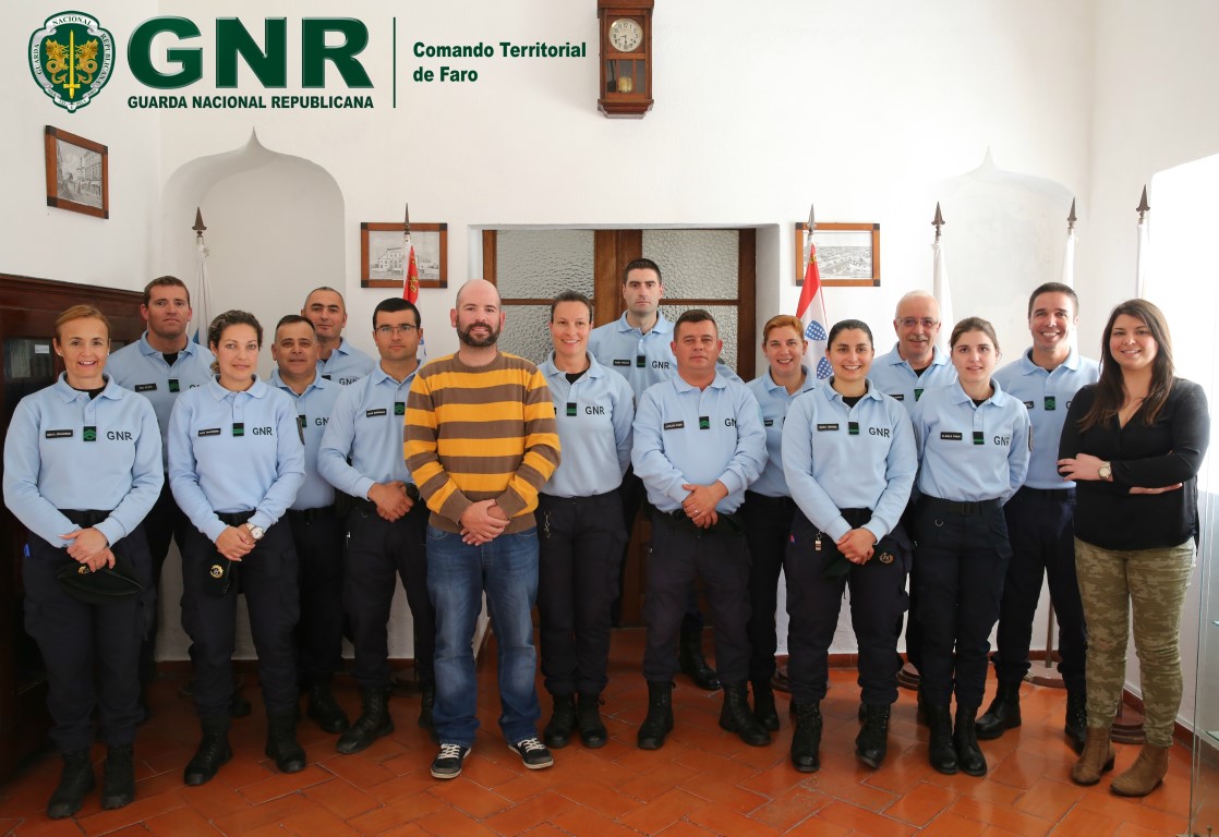 Sul Informação - Militares do Comando de Faro da GNR fazem formação em língua gestual