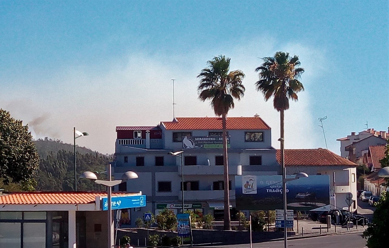 Sul Informação - Fogo regressa à encosta da Fóia e à Meia Viana em Monchique