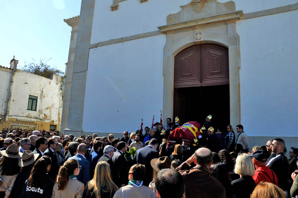 Sul Informação - Mais de um milhar de pessoas no funeral de Carlos Silva e Sousa