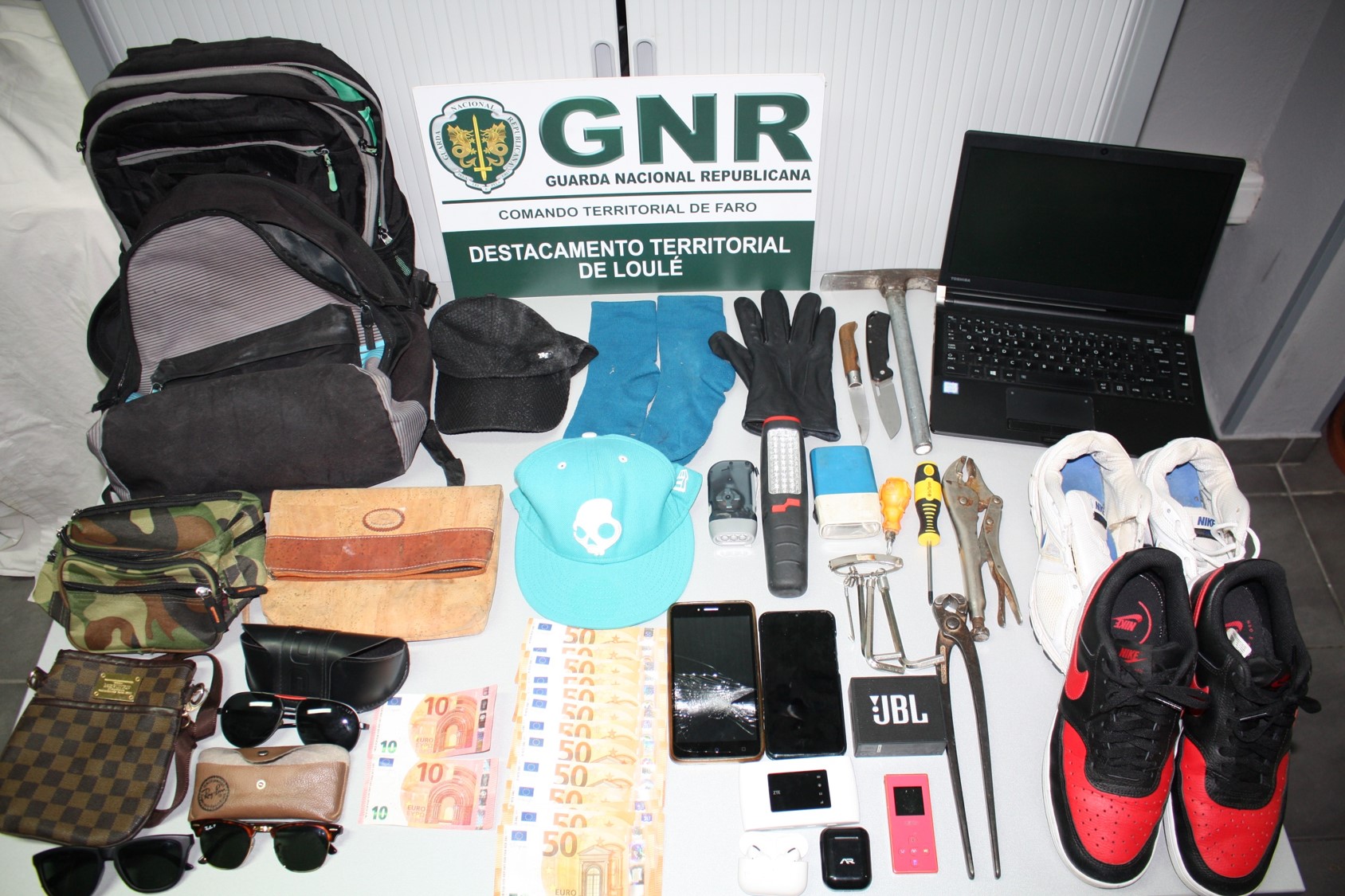Sul Informação - Homem apanhado a furtar em residência é detido por militares da GNR de folga