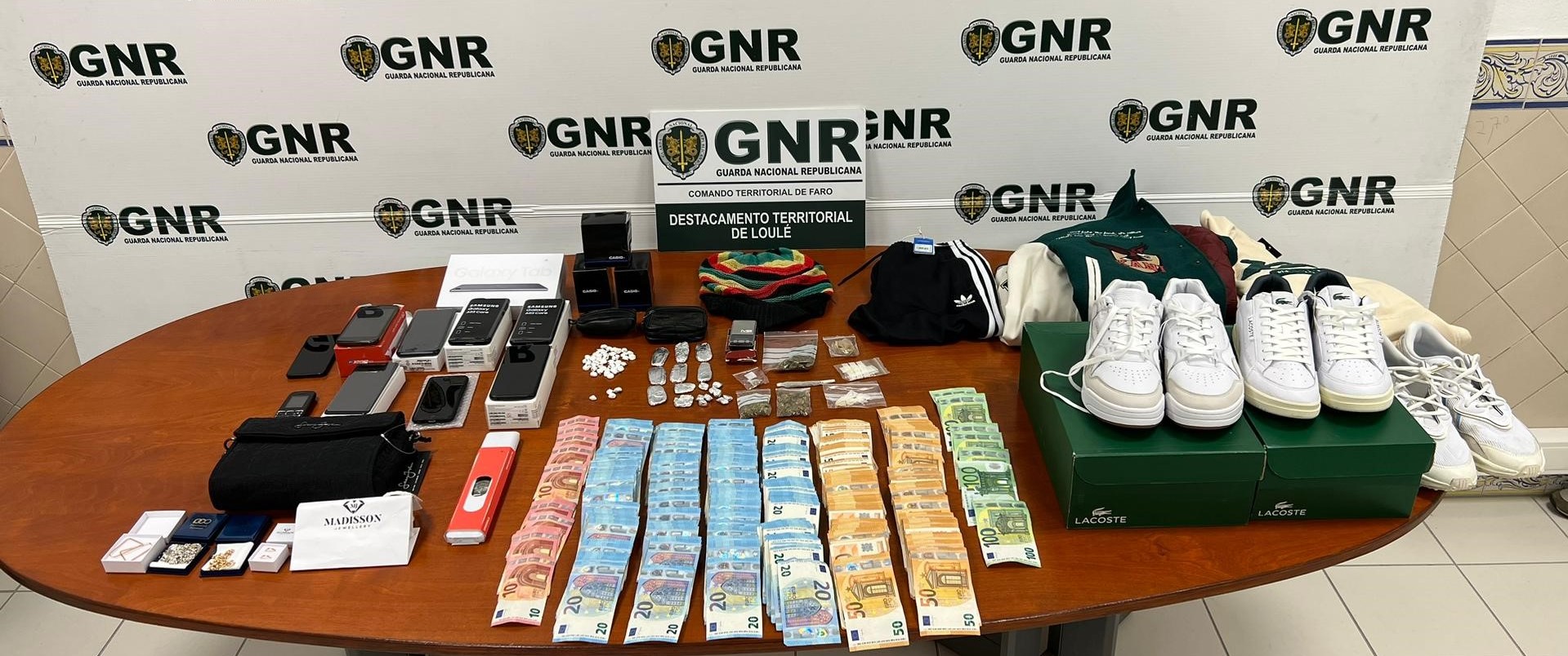 Sul Informação - Traficante de droga que devia estar a cumprir pena de prisão detido em Quarteira
