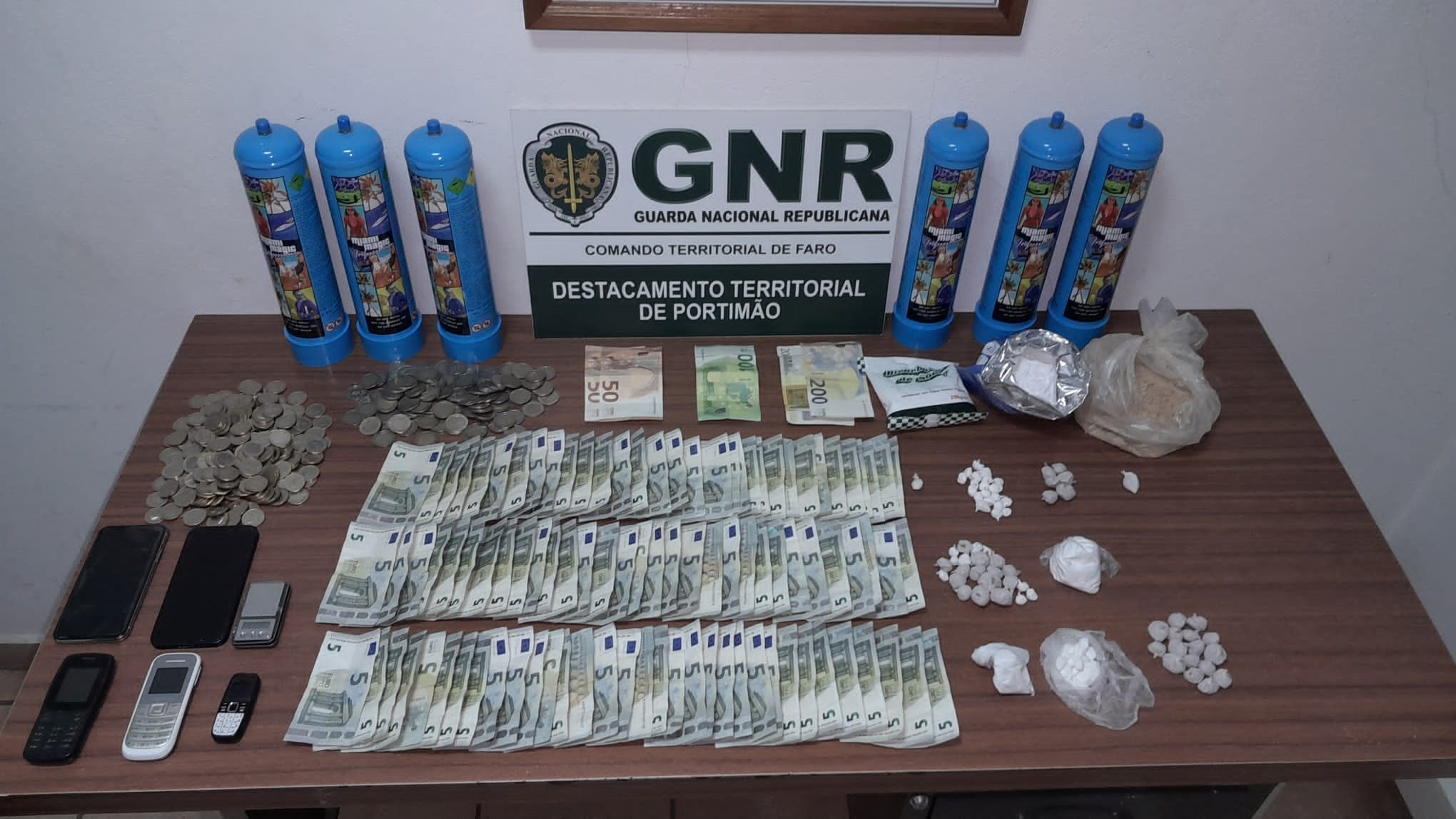 Sul Informação - Homem suspeito de vender heroína, cocaína e MDMA detido em Vila do Bispo