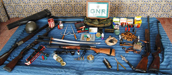 Sul Informação - GNR detém homem em Alte e apreende grande número de armas ilegais