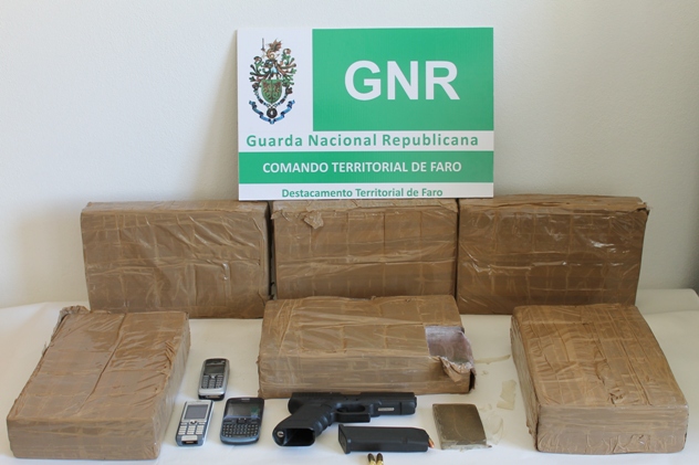 Sul Informação - GNR surpreende militar da Marinha num carro com 30 quilos de haxixe