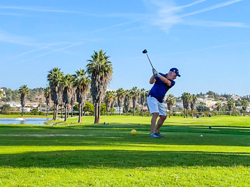 Sul Informação - Neste torneio de golfe também cabem a amizade e carros de luxo