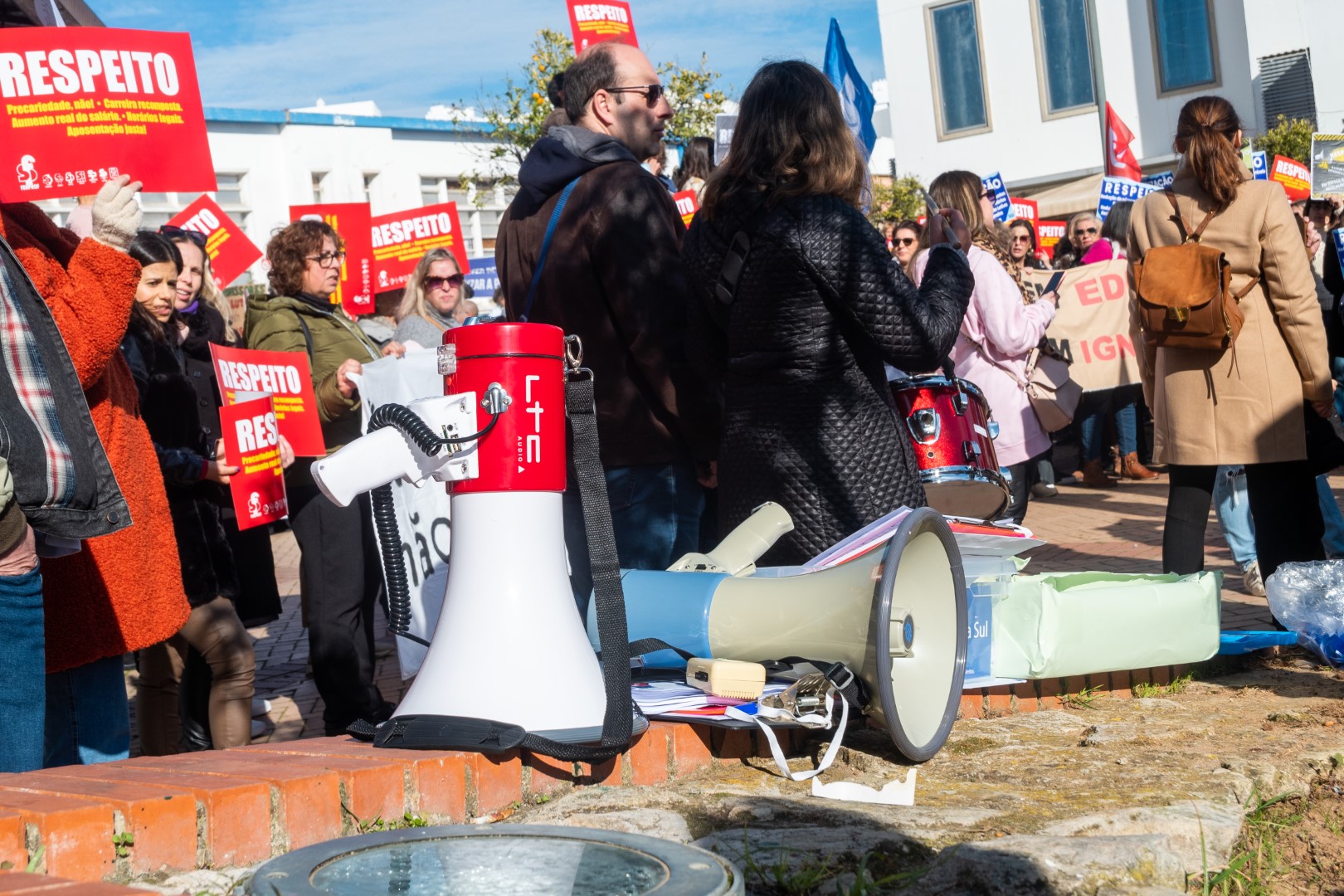Sul Informação - Um caixão, um irmão metralha e forte adesão na greve distrital de professores no Algarve