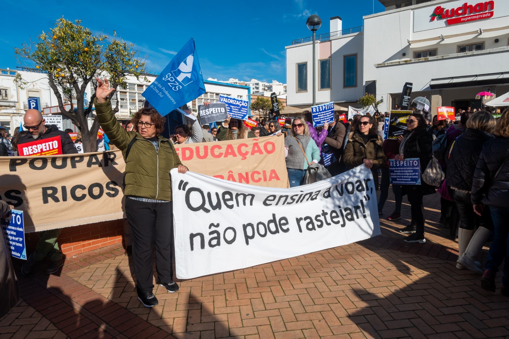 Sul Informação - Um caixão, um irmão metralha e forte adesão na greve distrital de professores no Algarve