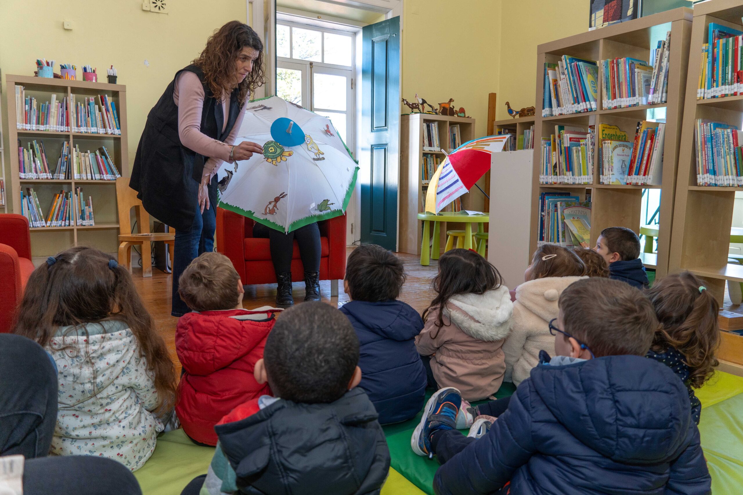 Sul Informação - “Guarda-Chuva de Histórias” na Biblioteca de Moura inspira mais jovens a ler