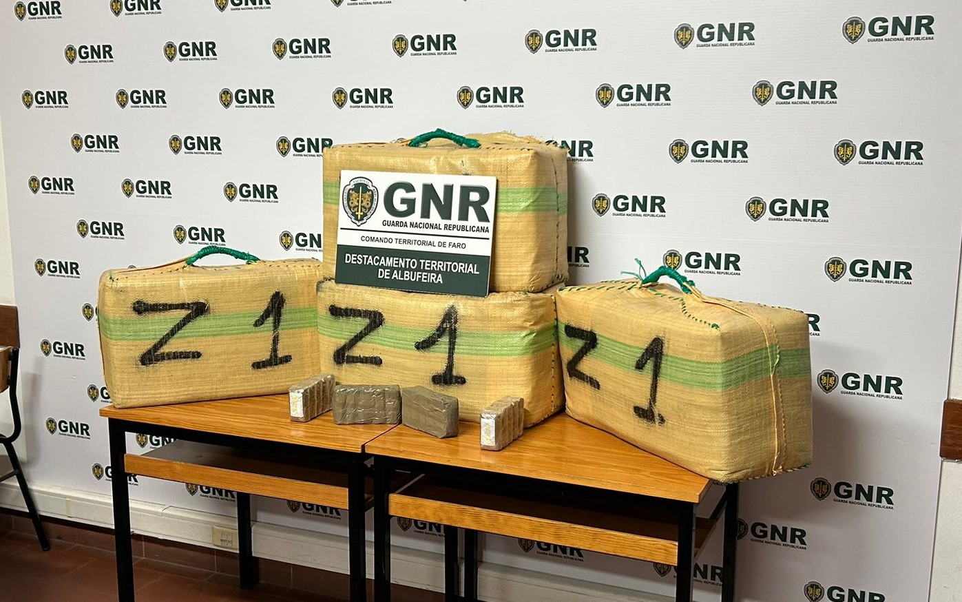 Sul Informação - Aprendidos 135 quilos de haxixe em carro abandonado após fuga à GNR