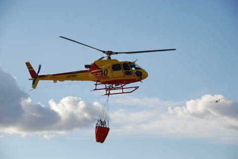 Sul Informação - Dois aviões e dois helicópteros pesados combatem fogo em Aljezur