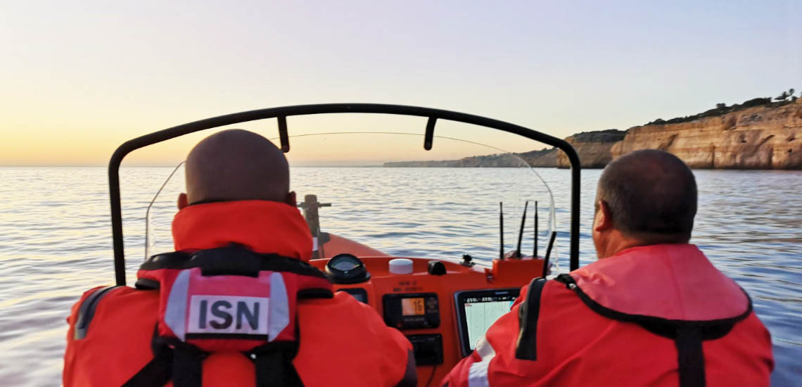 Sul Informação - Turista em apuros numa arriba do litoral de Lagoa auxiliado pela Polícia Marítima e Bombeiros