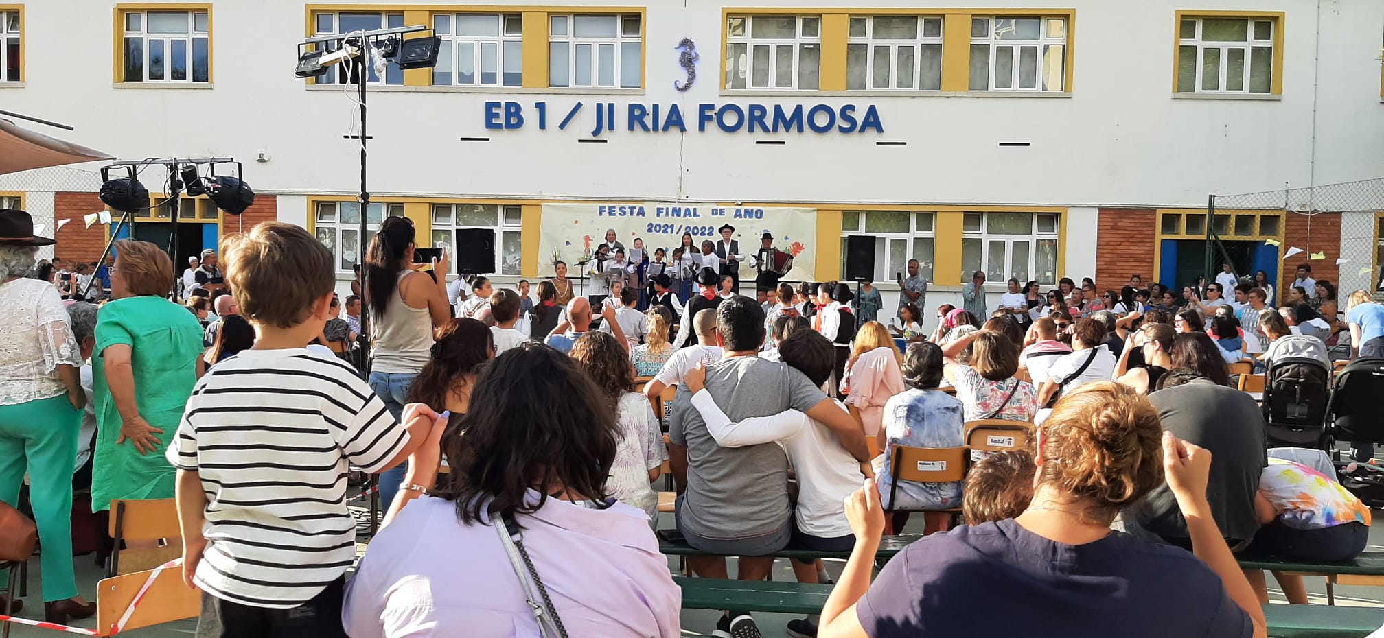 Sul Informação - Fim do ano na Escola Básica Ria Formosa terminou em festa com música e folclore