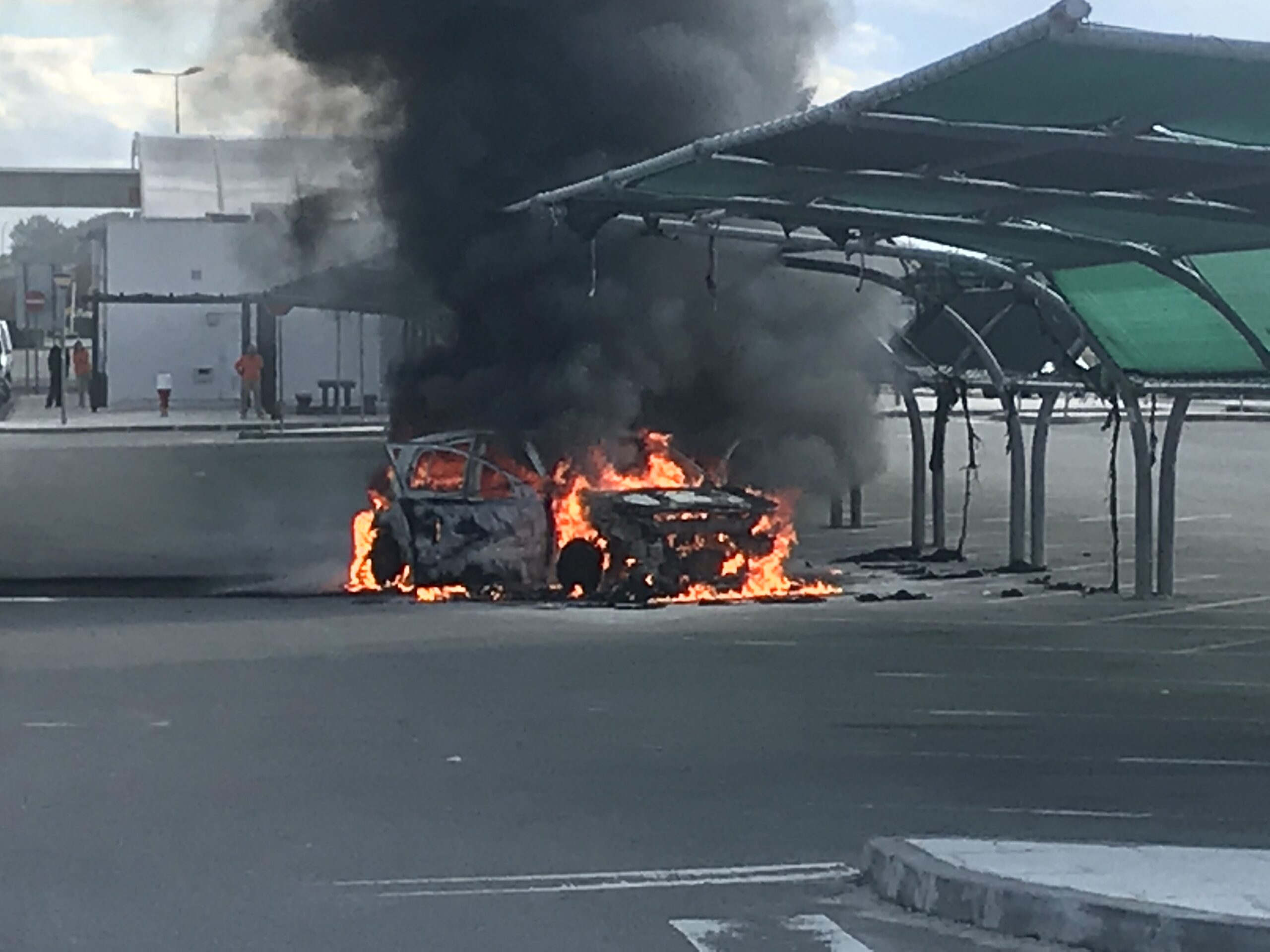 Sul Informação - Carro arde na Estação de Serviço de Aljustrel da A2 [com vídeo]