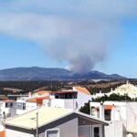Sul Informação - Treze meios aéreos e mais de 260 operacionais combatem fogo na Serra de Monchique