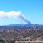 Sul Informação - Treze meios aéreos e mais de 260 operacionais combatem fogo na Serra de Monchique