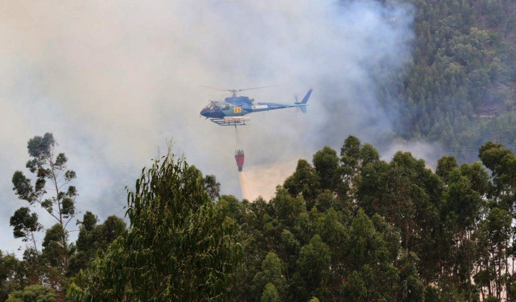 Sul Informação - Mais de 160 operacionais e seis meios aéreos combatem fogo em Odemira