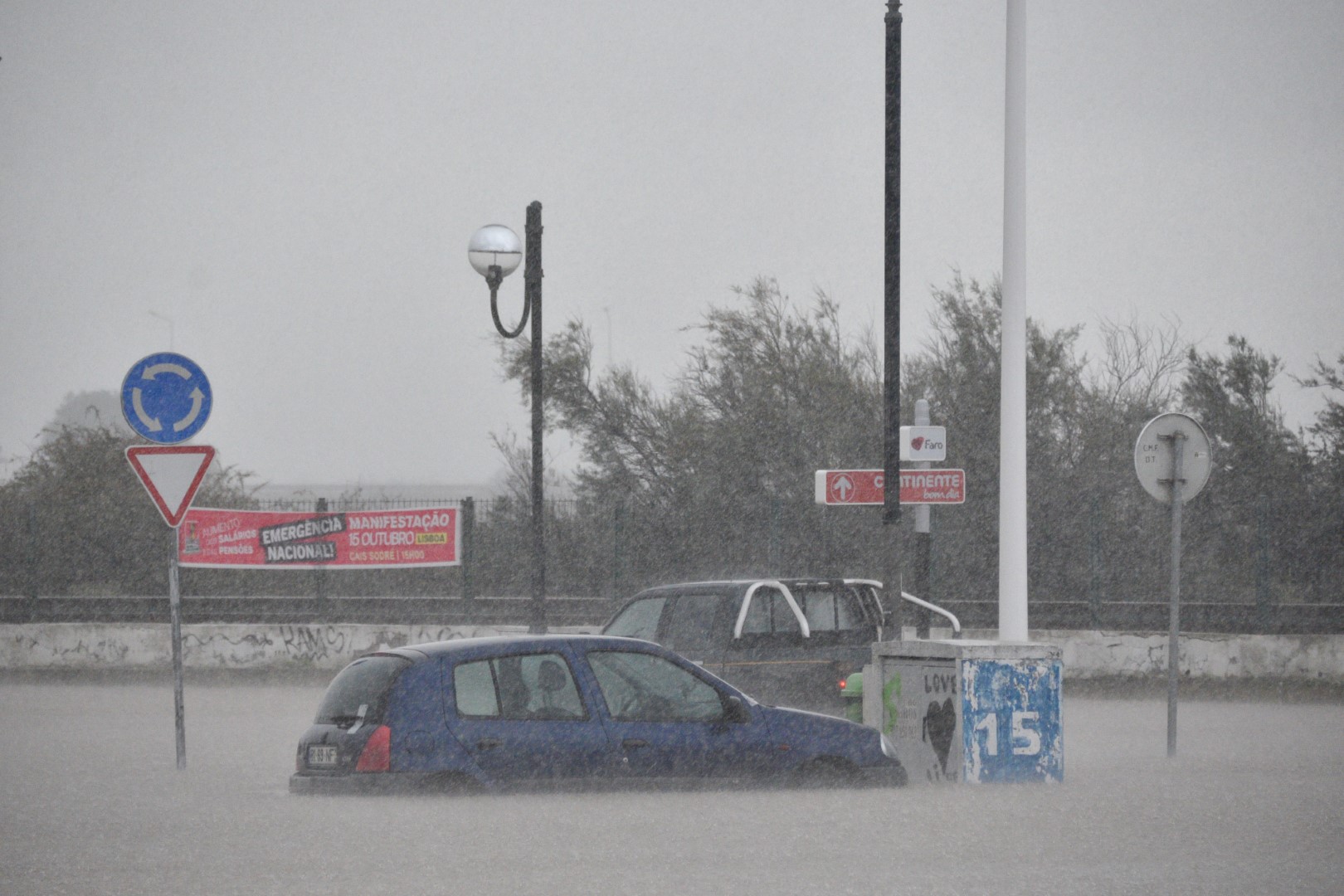 Sul Informação - Faro “debaixo de água” após 19,1 milímetros de chuva em apenas uma hora