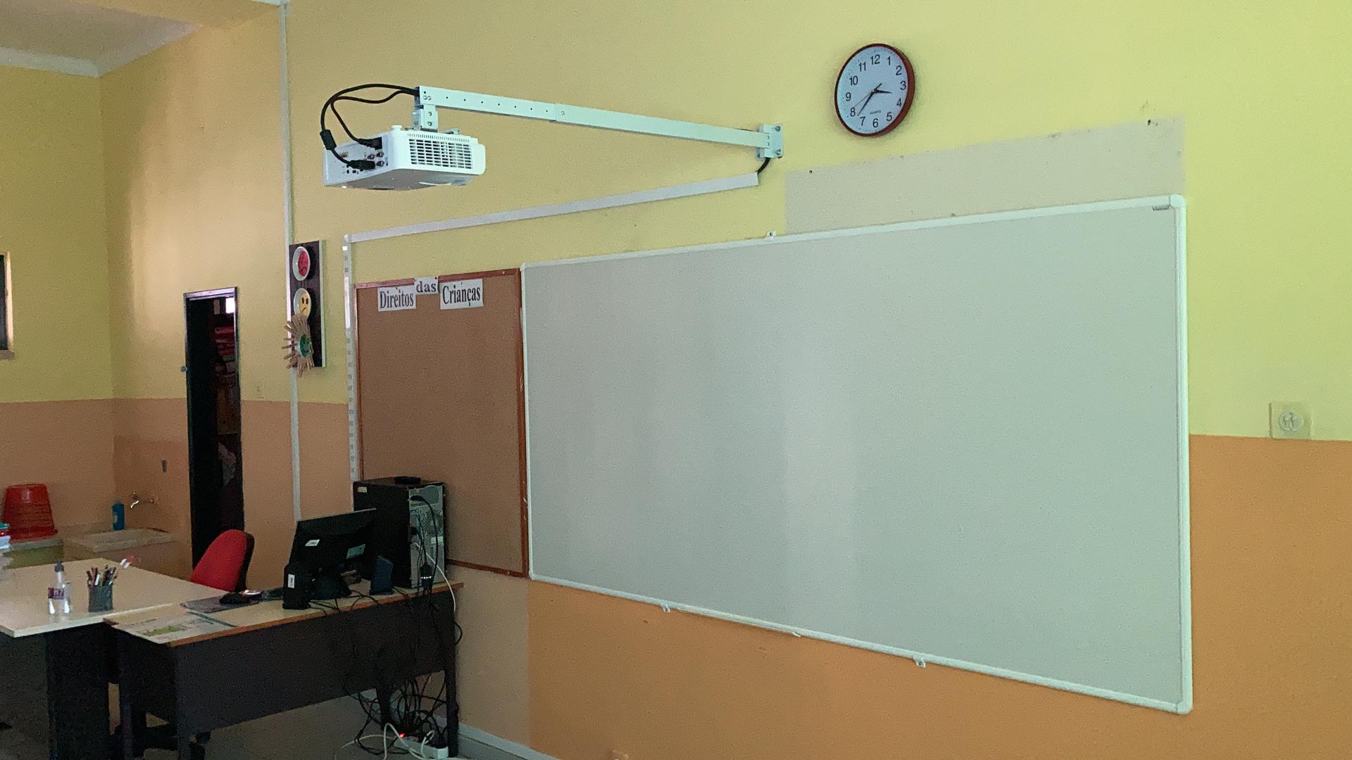 Sul Informação - Câmara de VRSA instala projetores e quadros brancos nas salas do 1º Ciclo