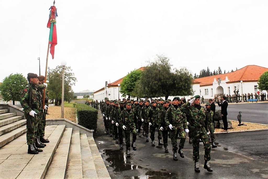 Sul Informação - Recrutas do 3º Curso de Praças do Exército juram bandeira em Beja