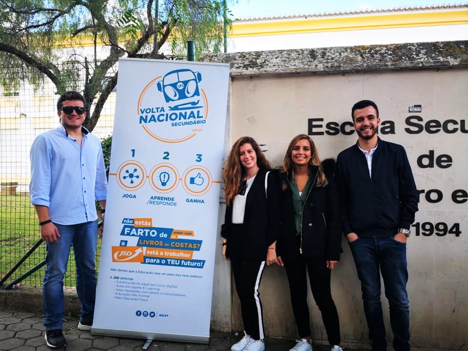 Sul Informação - JSD/Algarve foi a Faro, Loulé e Albufeira pesar as mochilas dos alunos