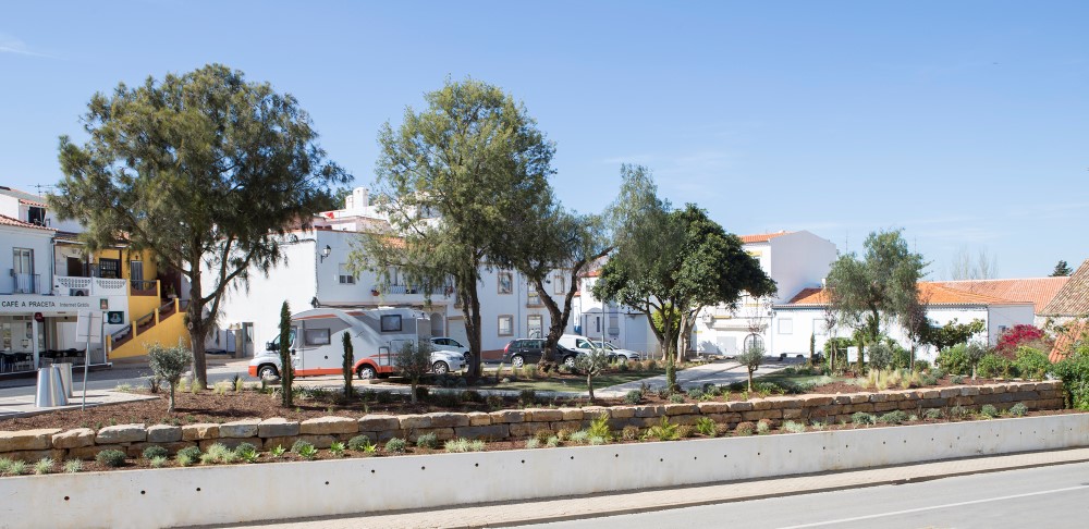Sul Informação - Câmara de Lagoa investe 60 mil euros em jardim da Mexilhoeira para criar campo de petanca