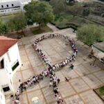 Sul Informação - Lagoa: Alunos do agrupamento Rio Arade fizeram laço humano contra o cancro