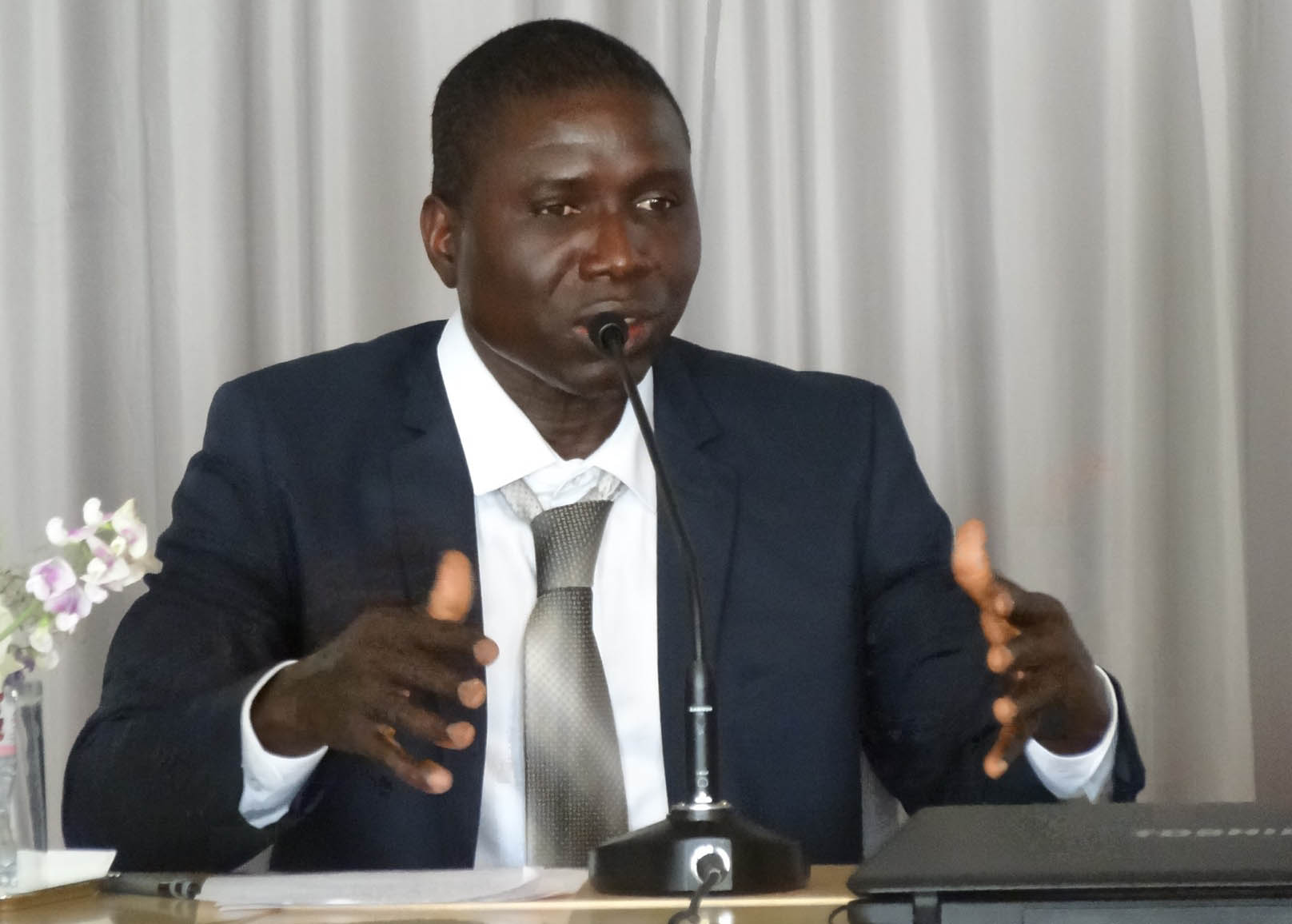 Sul Informação - Livro «Mininu de Criasson» de escritor guineense apresentado na Biblioteca de Loulé