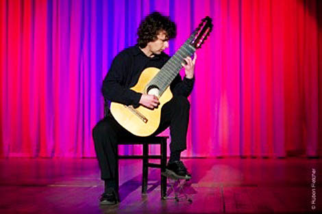 Sul Informação - John Fletcher toca guitarra alto de 11 cordas no ciclo “Música nas Igrejas”