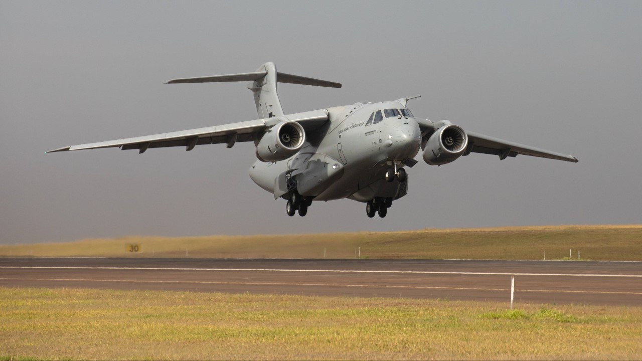 Sul Informação - O KC-390, a primeira aeronave nacional, já está na Base Aérea de Beja
