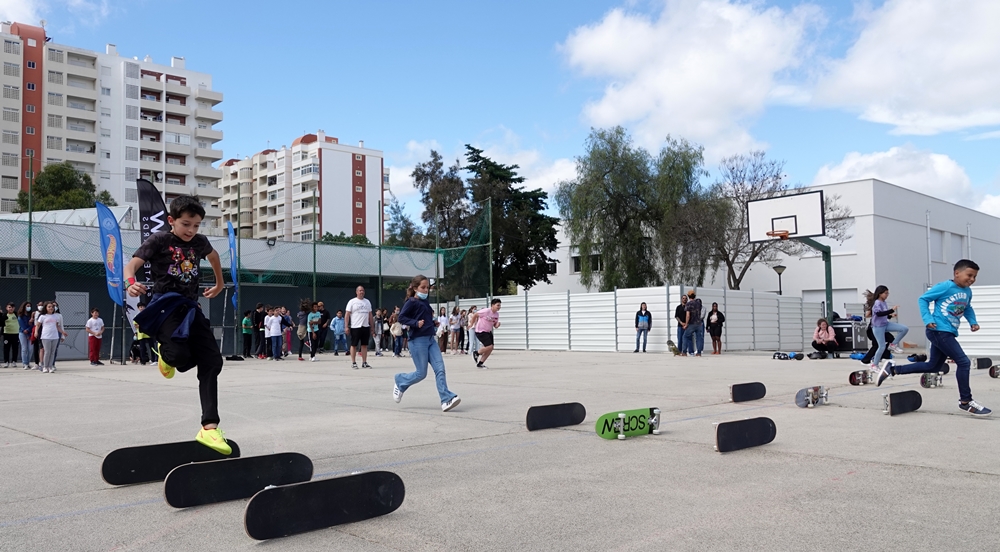 Sul Informação - Em Portimão, alunos aprendem noções de skateboarding