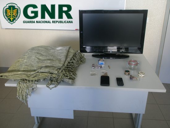 Sul Informação - Três jovens detidos por furto a uma casa em Estômbar