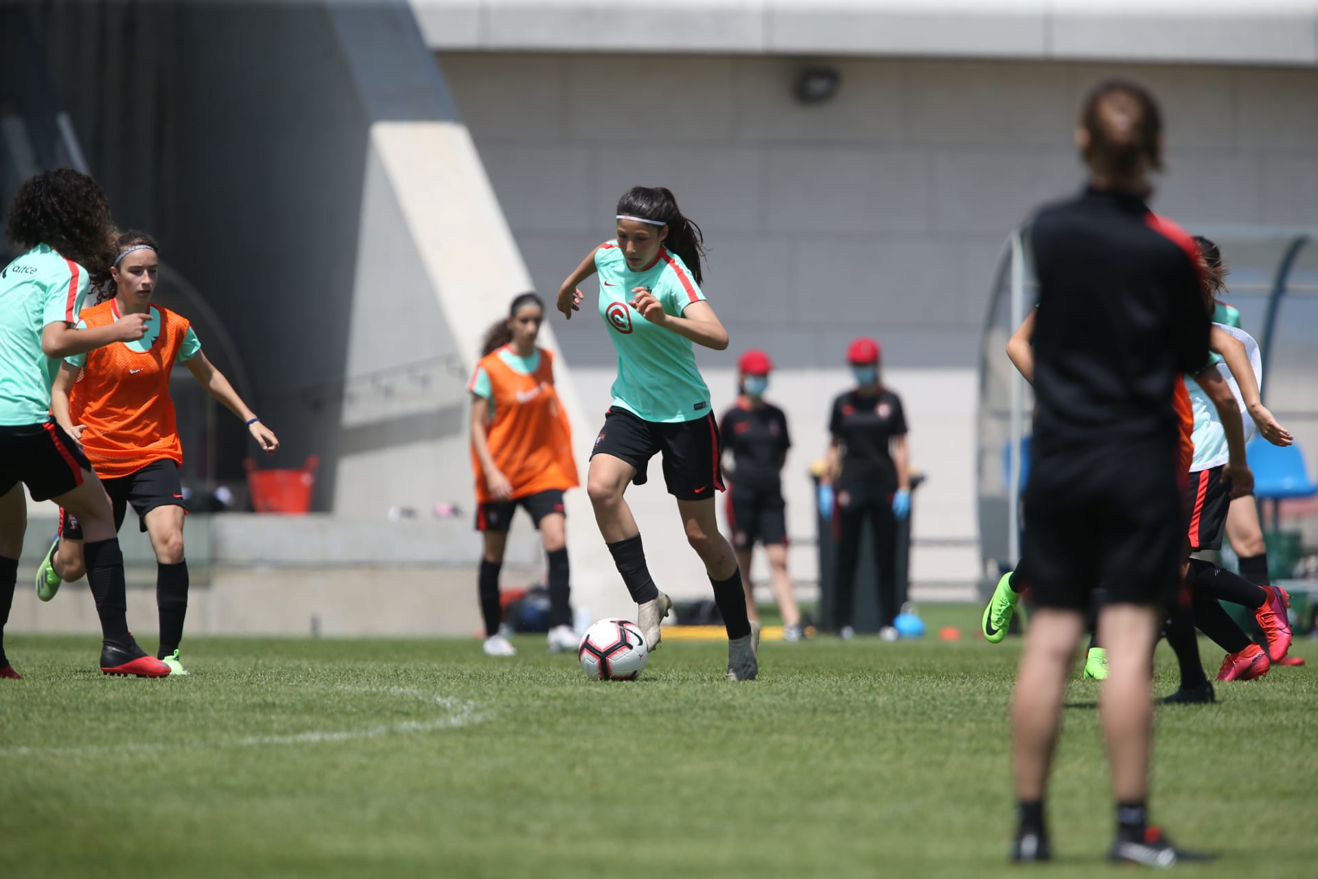 Sul Informação - Duas algarvias convocadas para qualificação do Europeu de sub-17 de futebol feminino