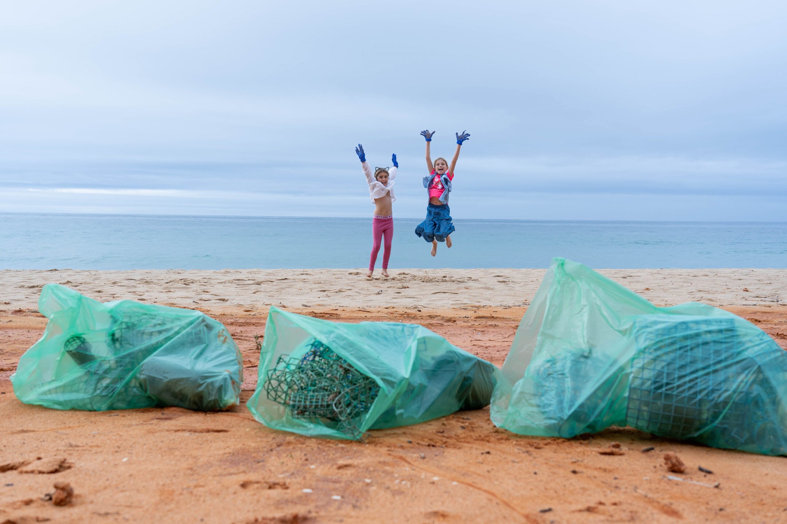 Sul Informação - Limpeza de praia assinala Dia Mundial da Terra em Vale do Lobo