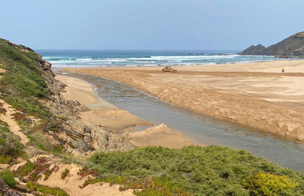 Sul Informação - Praia interdita a banhos é a da Amoreira-Rio