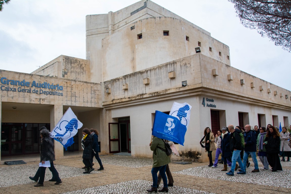 Sul Informação - Investigadores e docentes da UAlg manifestaram-se para «dar uma pedrada no charco»