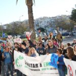 Sul Informação - Manifestantes anti-petróleo entregaram «simpática santola» à Galp e a Joaquina Matos