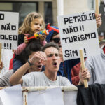 Sul Informação - Manifestantes e até cegonhas anti-petróleo esperaram o ministro do Ambiente e esperaram e esperaram…