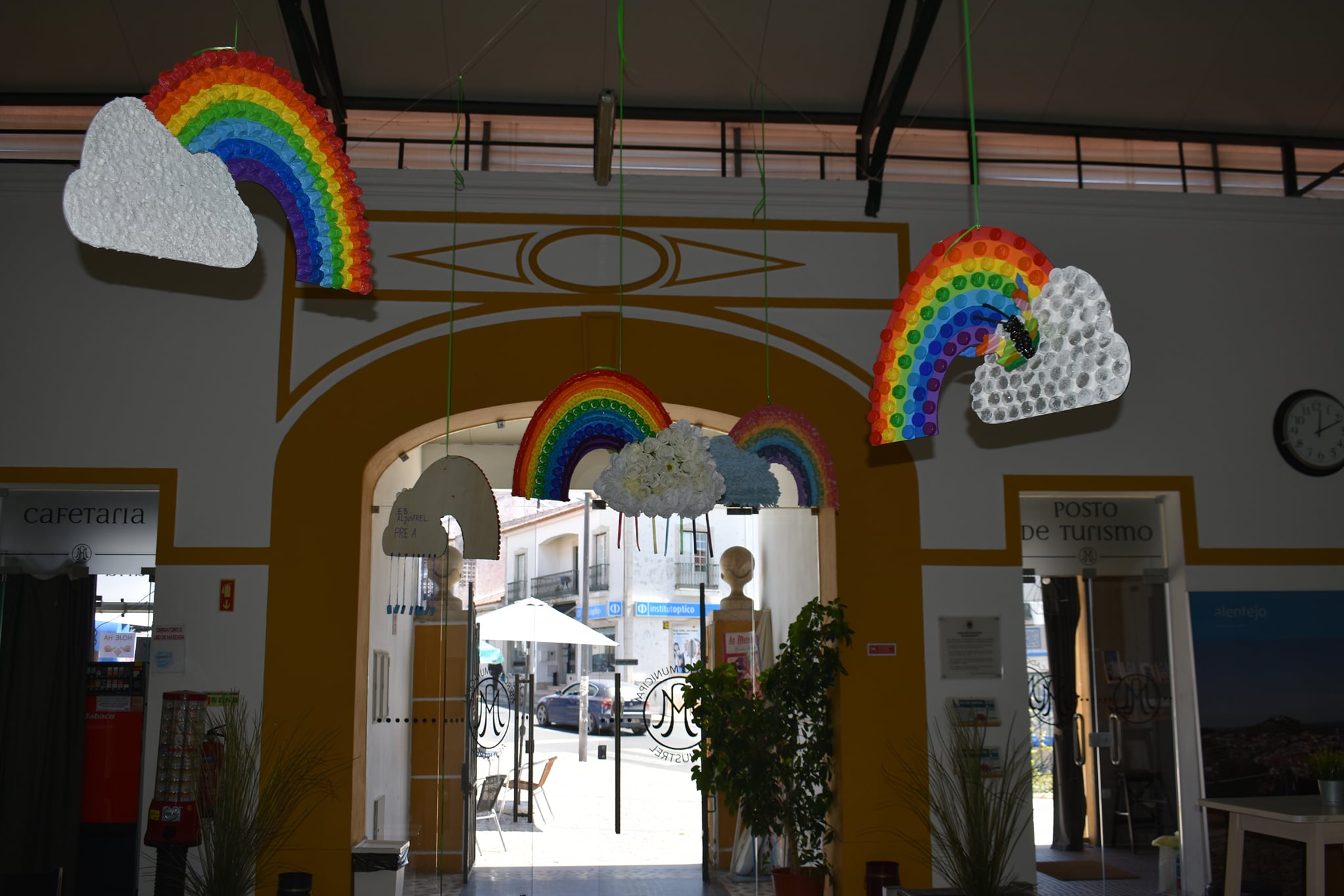 Sul Informação - Mercado Municipal de Aljustrel mostra os arcos-íris criados pelas crianças do concelho